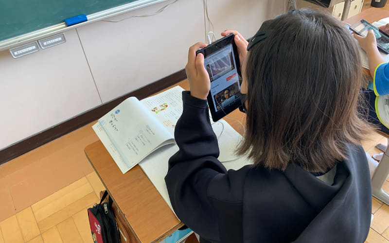 国語の授業。友達がFlipgridで共有した発表内容を確認中