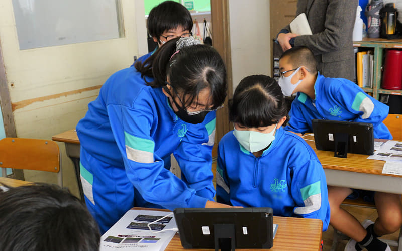 分からない部分は、子どもたち同士で教え合う場面も