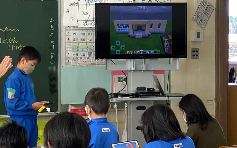 自由制作の時間に作った作品を発表