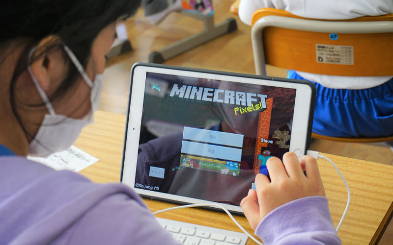 茨城県鹿島市では、iPadを使ってマインクラフトを活用したプログラミングの授業が実施された