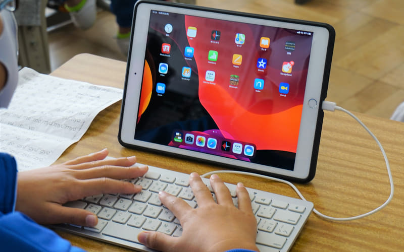 鹿嶋市で導入されている学校共用のiPad。同市では、GIGAスクール構想の前は各学校にiPadを40台ずつ配備する計画を進めていた