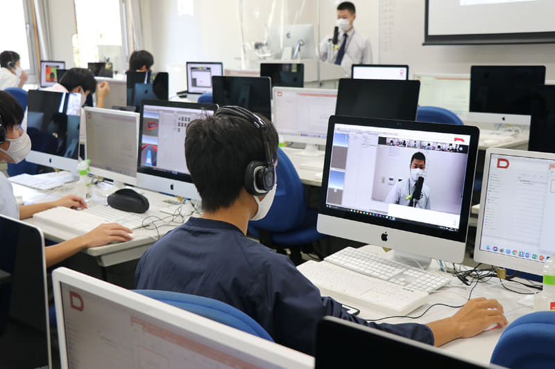 伊藤教諭が受け持つプログラミングの授業