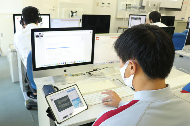 伊藤教諭が受け持つプログラミングの授業