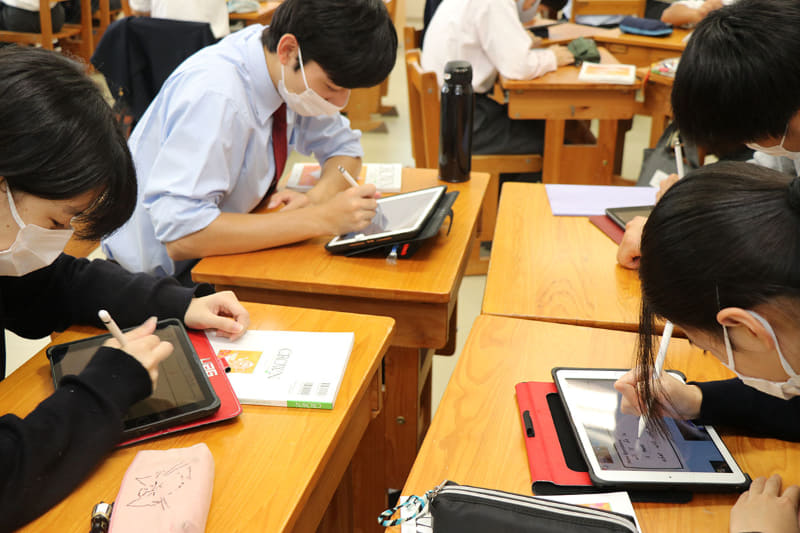 立命館守山高校での、iPadを活用した協働学習の様子