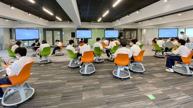 聖徳学園中学校・高等学校（東京都武蔵野市）。中学1年生から高校3年生まで生徒全員がiPadとApple Pencilを所持。教職員も同様。全校で1000台弱の端末が稼働