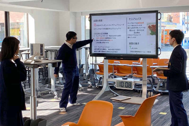 STEAMの授業風景。自分たちで企画したフェアトレードについて発表動画を作成中