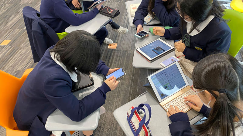 マルチデバイスを授業で活用する聖徳学園の生徒たち