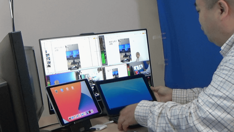 モニターの手前に配置したiPadとChromebookと画面が重なってしまうため、別途モニターアームや台などを用意する必要がありました