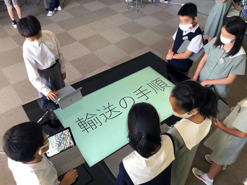 学習内容をまとめる子どもたち