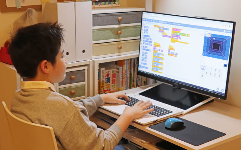 27インチの「GW2780T」は小学校中学年ぐらいなら違和感もなく大人と併用できるサイズ