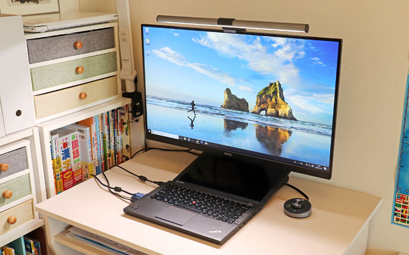 27インチの「GW2780T」。スタイリッシュでシンプルなデザイン。スタンドの台座部分はフラットなので、ノートPCやタブレットも置けます