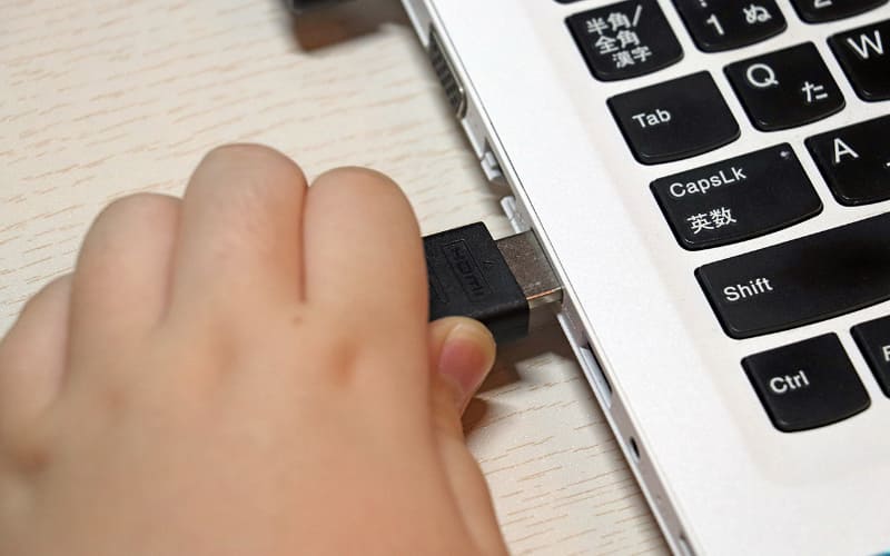 ノートPCとはHDMIケーブル1本で接続できるので、子どもでも接続は簡単です