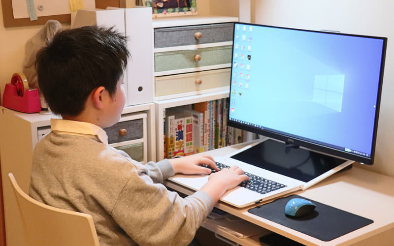 普段はノートPCの画面はオフにしてGW2780Tだけに表示するスタイルが便利。姿勢も自然に良くなります