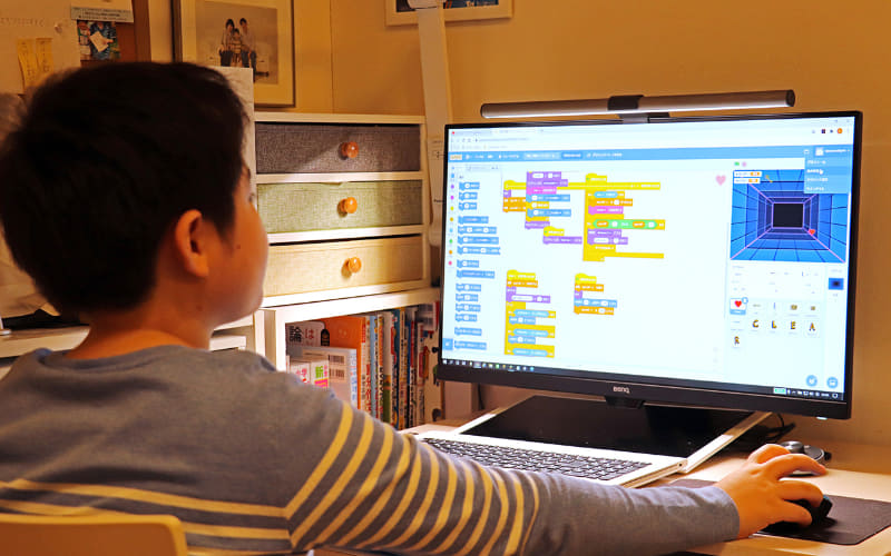 小さな文字が多い「Scratch」の画面も、大画面のGW2780Tなら見やすい