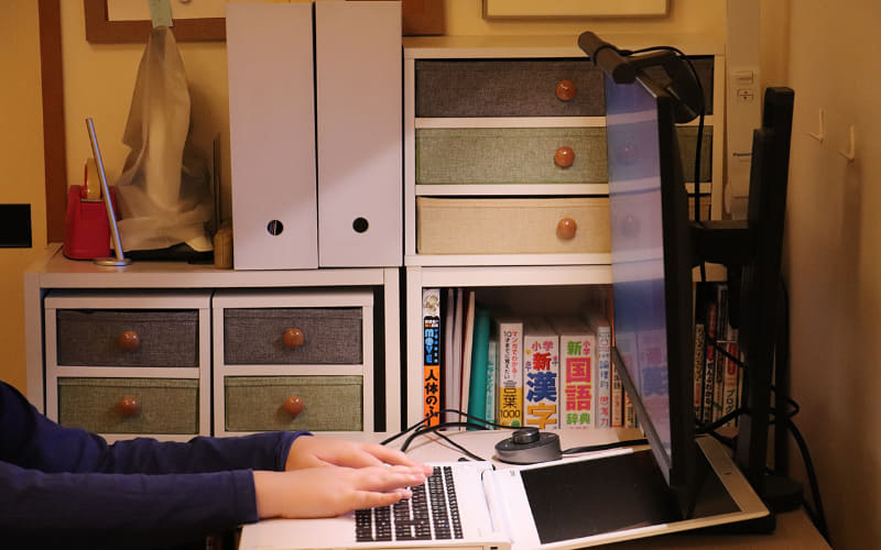 「BenQ ScreenBar Plusモニター掛け式ライト」は画面には光を当てずに手元を明るくしてくれる自動調光機能付きのLEDライト