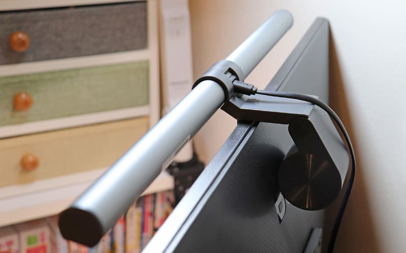 液晶モニターの上に置くだけで、重りで手軽に固定できる。高機能で価格も手頃なのでセットでの購入がお勧め