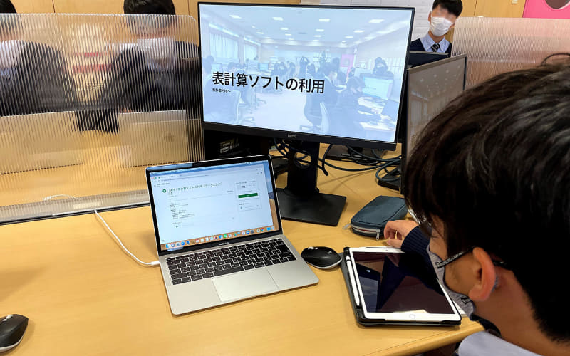 教室前のプロジェクターで情報提示するよりも、生徒のそばにモニターを。情報の見え方がちがいます