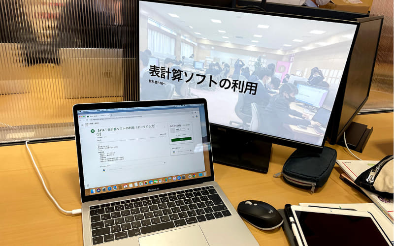 アームを高い位置に調整できるのもメリット。高くすれば、生徒が使う画面とモニターが重ならない