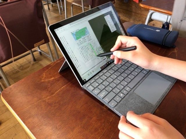 インクルーシブ教育の研究として、クラスの児童は学習者用デジタル教科書を使用