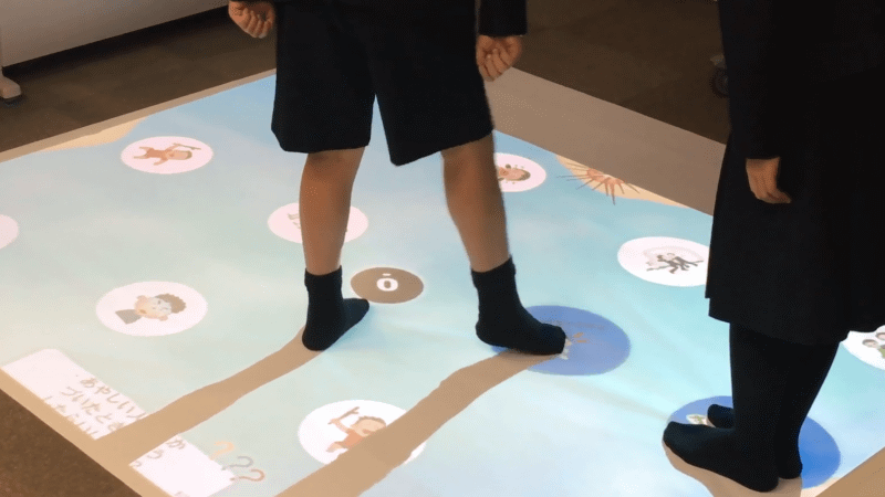 フロアプロジェクション機器「WizeFloor」を使った、コミュニケーションの活性化にICTを活かす取り組み。子どもたちが1年生向けにゲームを作り、試しに遊んでいるところ。新しいICT活用にもどんどん挑戦していきたい