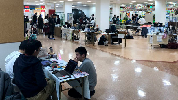 会場2階がメイン会場、様々な工作作品が並ぶ