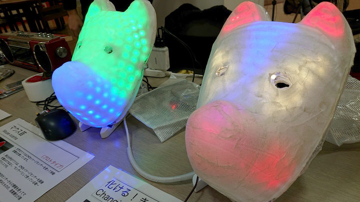 全体にフルカラーLEDが取り付けられた、表情自由自在キツネのお面