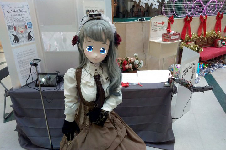 手をつなぐとついてくる、手つなぎロボットましろちゃん。笑顔がとてもかわいい