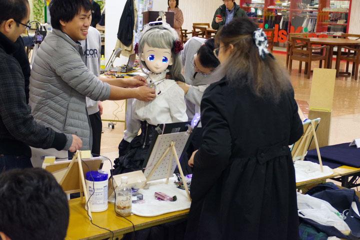 手をつなぐとついてくる、手つなぎロボットましろちゃん。笑顔がとてもかわいい