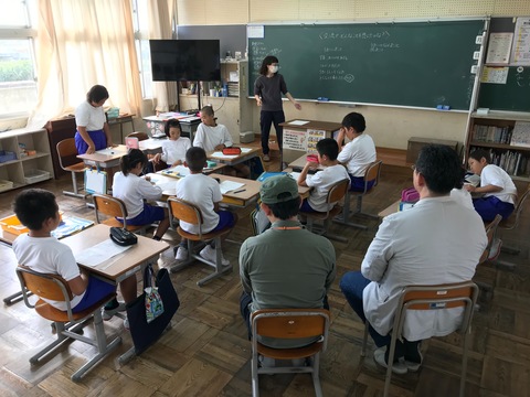 アイデアを考える子どもたち