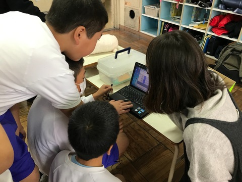 実際にプログラミングする子どもたちはとても楽しそうだ