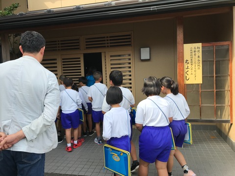 老人ホームに伺って、プレゼンを行なう