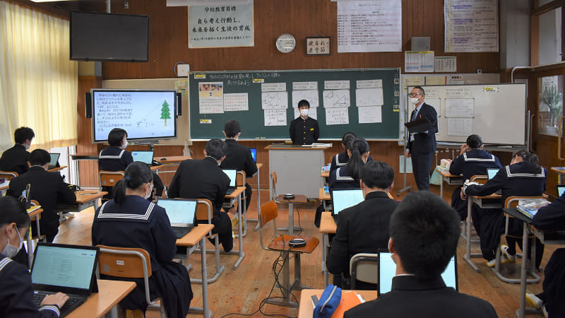 高森町立高森中学校で開催されたオンラインによる公開授業の様子