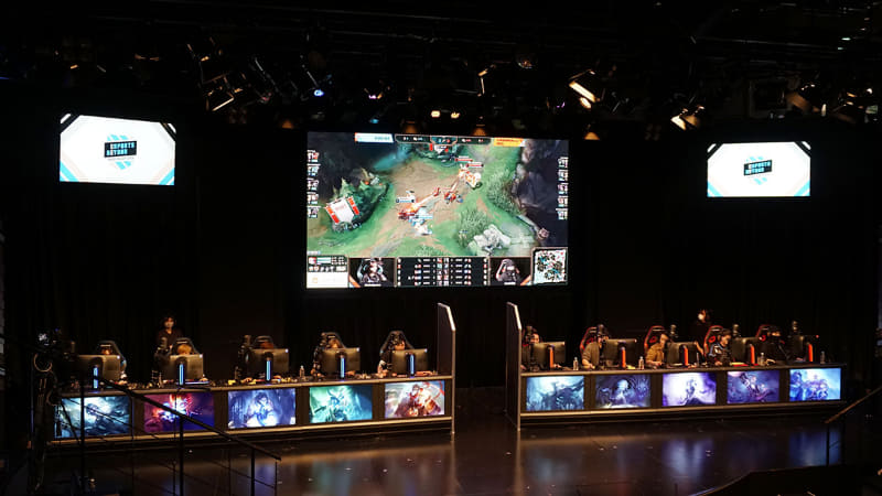 エキシビジョンマッチの様子は、<a href="https://youtu.be/qXiorLtS_Fs?t=6470" class="n" target="_blank">YouTube</a>と<a href="https://www.twitch.tv/videos/813948694?t=01h47m52s" class="n" target="_blank">Twitch</a>でもアーカイブで視聴できる。文章では伝えきれないN高生とプロの戦いを、是非直接ご覧いただきたい