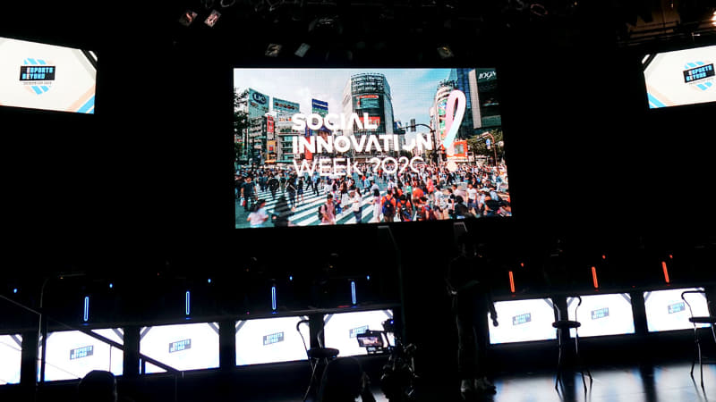 渋谷の都市フェス「SOCIAL INNOVATION WEEK SHIBUYA 2020」の一環で行われた同イベント。コロナ禍で無観客での開催だが、会場のヨシモト∞ホールからYouTubeとTwitchでライブ中継が行なわれた
