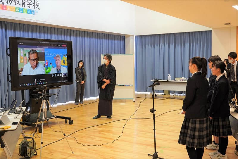 本番の風景。Teamsでつないで中学生による学校説明からスタート