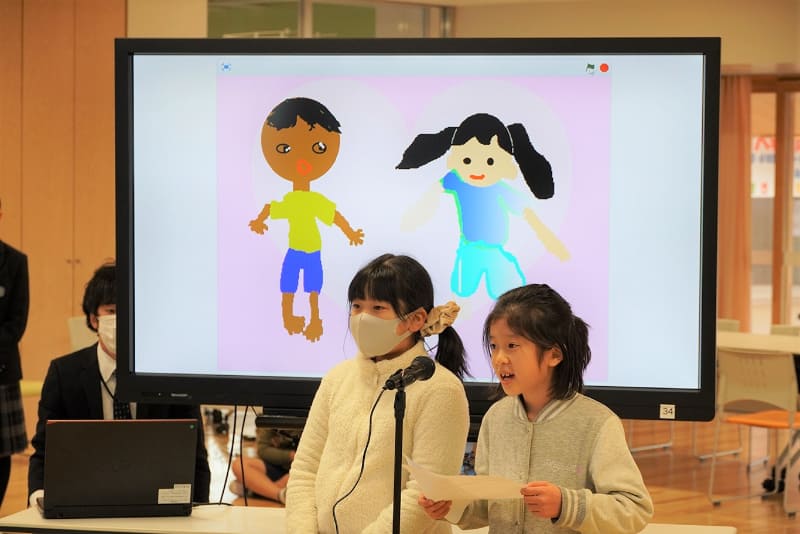 小学4年生の発表。手に持っていた原稿を見せてもらうと、紙の端に「（コンピューターの操作で）時間がかかったらSorry wait pleaseという」と書いてあった。さまざまな場面を想定して、本番に挑んだ様子も伺えた