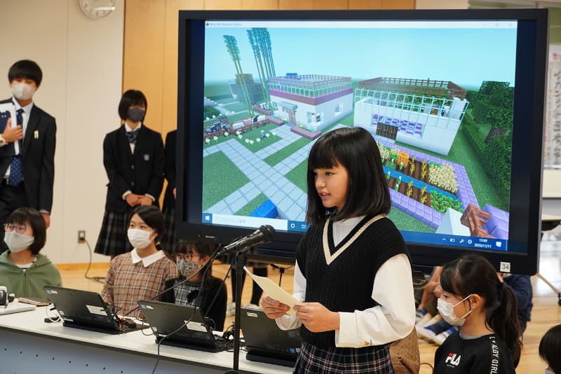 英語で説明する児童、作品をデモする児童など役割分担をして発表。リハーサルの時も入念に動きをチェックする姿が見られた