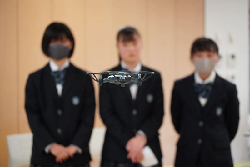 ドローンは53m先まで飛ぶプログラムを作成。ロボホンは”What are SDGs”と聞けば、SDGsがどのようなものかを教えてくれるという