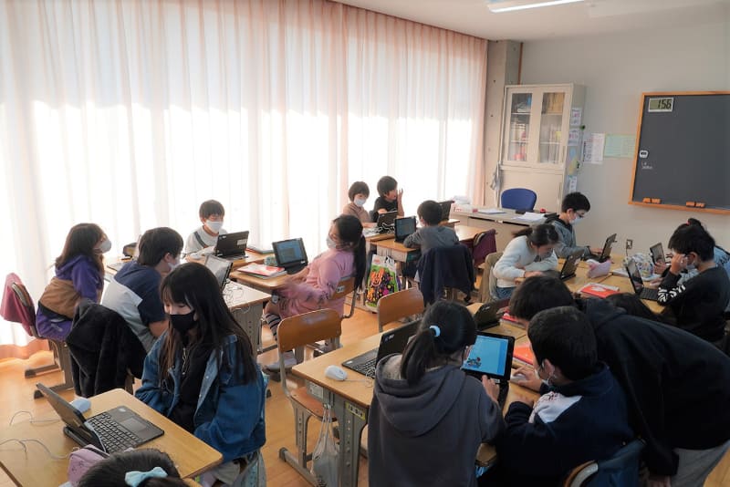 5年生国語の授業の様子。グループで和の文化について調べたことをパンフレットにまとめる学習