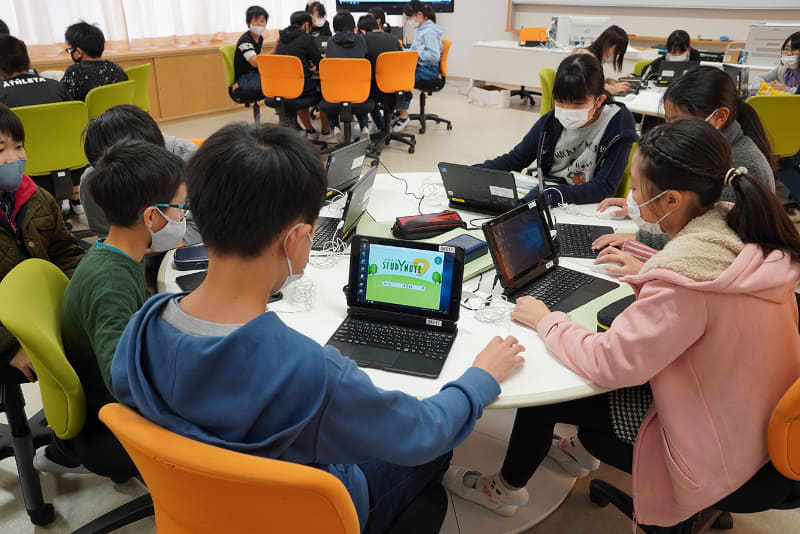 6年生はプレゼンテーションコンテストに向けてスライドづくり