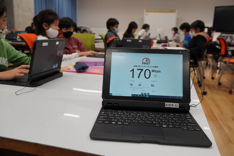 パソコン教室のひとつはローカル5Gの実証実験環境を整備。クラス全員がネット上の動画教材を再生しても待たされることがないという