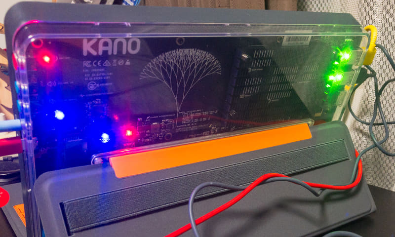 背面から見たところ、各端子ごとに色違いのLEDが綺麗