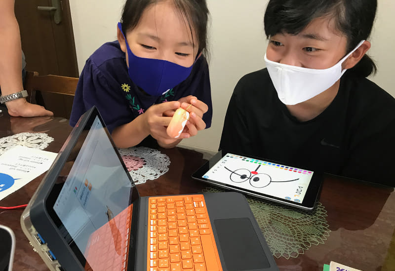 Kano PCで動いている拙作のScratch作品に目を輝かせる女の子たち