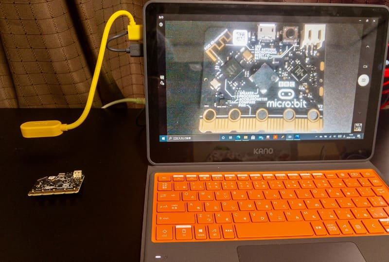 折りまげることで書画カメラのようにも使える。手元に届いたmicro:bit V2をカメラアプリで撮影してみた