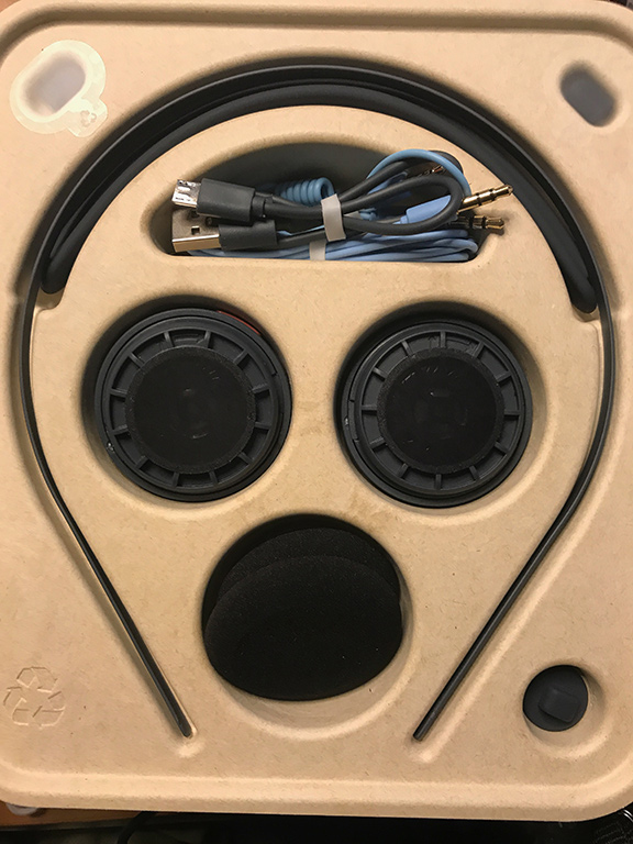 ヘッドホン、こちらも組み立て式。Bluetoothにも対応したマイク内蔵らしい