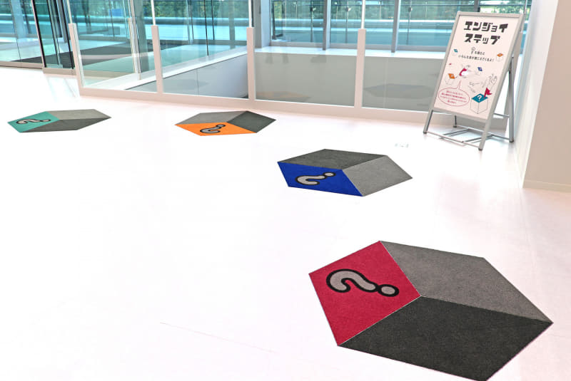 床には「エンジョイステップ」と名付けられたブロック模様の部分があり踏んで反応を楽しめる