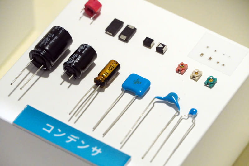 電気の通り道である「回路」を学べるエリアの「コンデンサ」展示。大人が見ても十分面白い