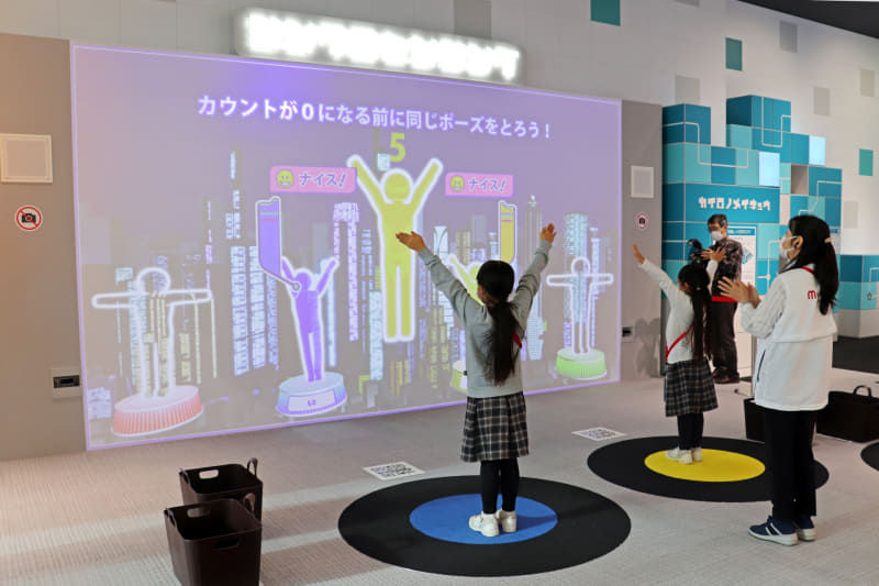 体験展示の「シンクロセンシング」は、子どもたちの動きが取り込まれ、映像の中のキャラクターがリアルタイムに動く