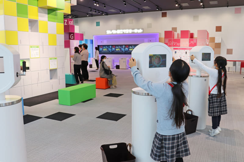 ARを使った体験展示「シグナルキャッチャー」は電磁波ボールを捕まえるゲーム