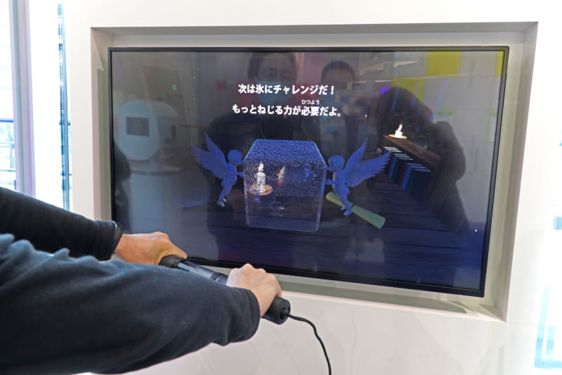 「魔法のねじり棒」は、コントローラーをゆっくりねじると本当に薄い氷を割っているような感覚が伝わってくる